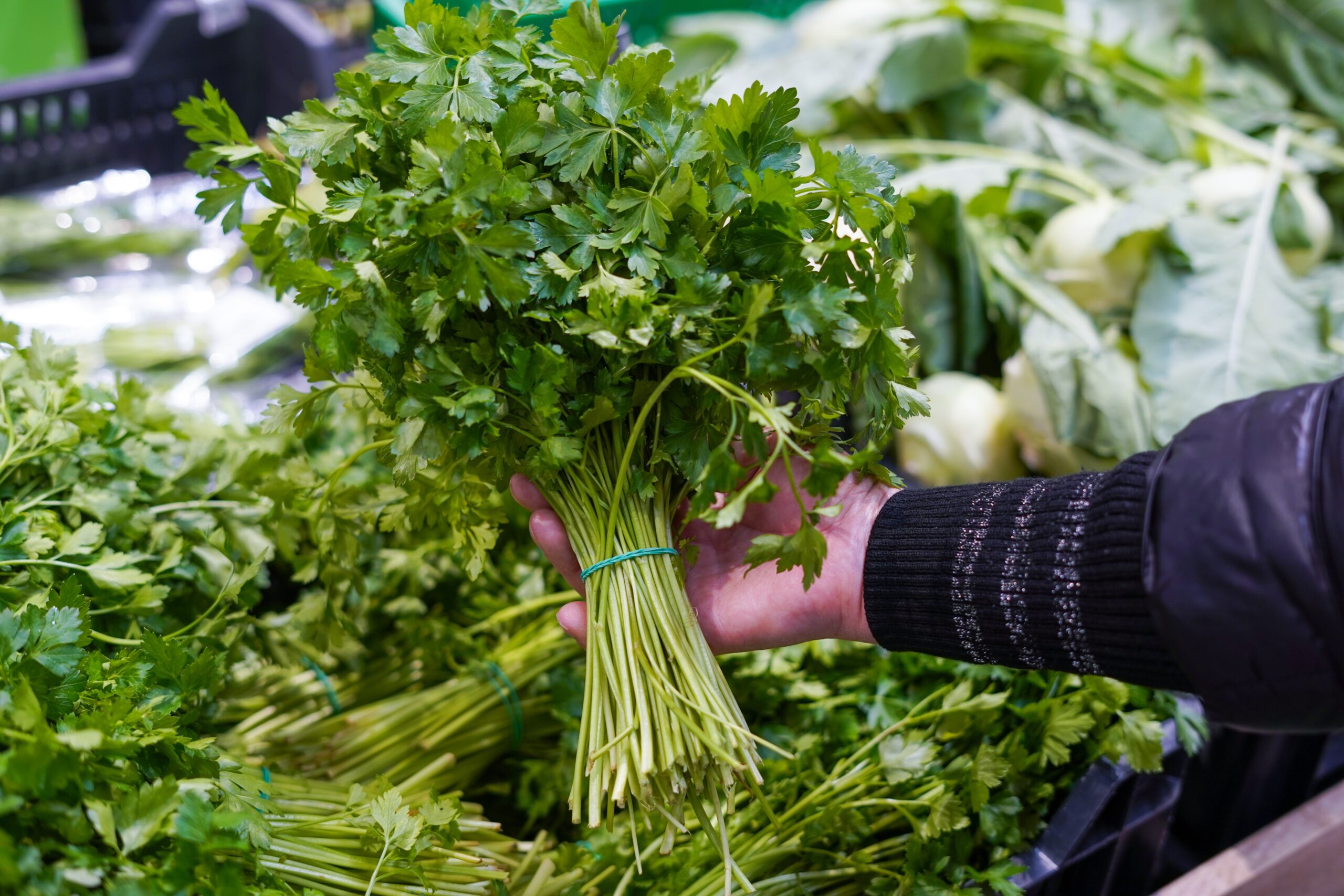 woman,holding,fresh,green,parsley,in,the,store.,fresh,herbs